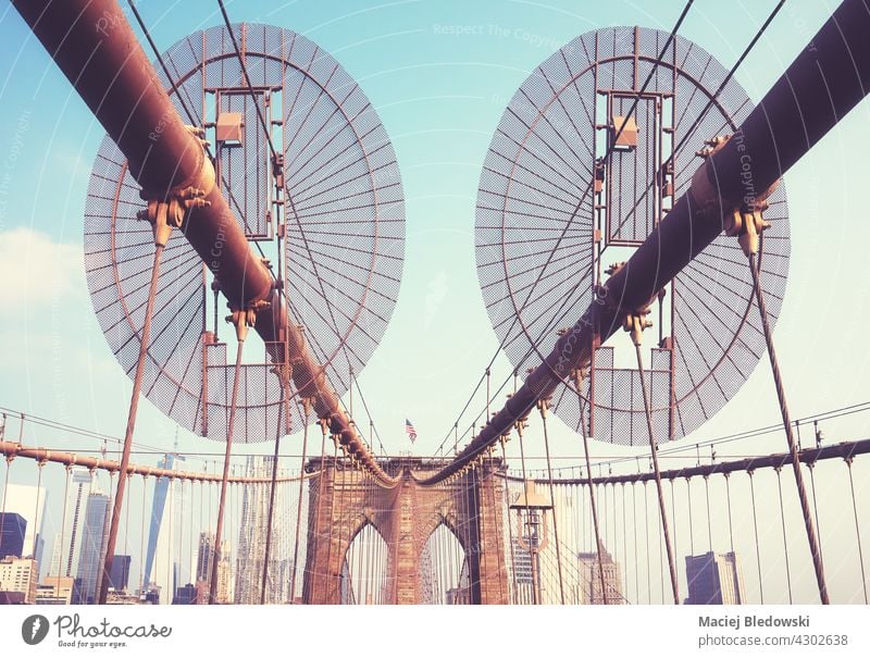 Retro getöntes Bild der Brooklyn Bridge, New York City, USA New York State Großstadt Big Apple retro altehrwürdig Brücke gefiltert nyc urban Himmel neu reisen