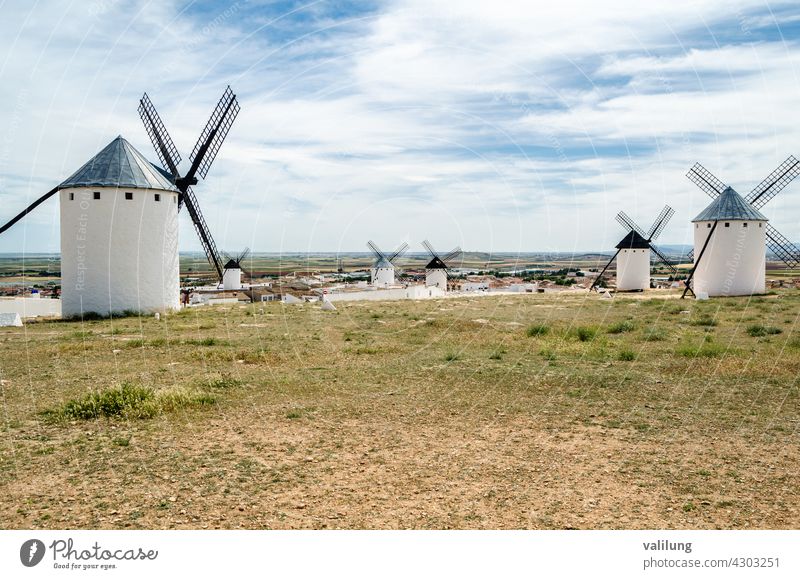 Landschaft mit Windmühlen in Campo de Criptana, Spanien, an der berühmten Don Quijote-Route kastilla la mancha Cervantes Ciudad Real Don Quijote de la Mancha