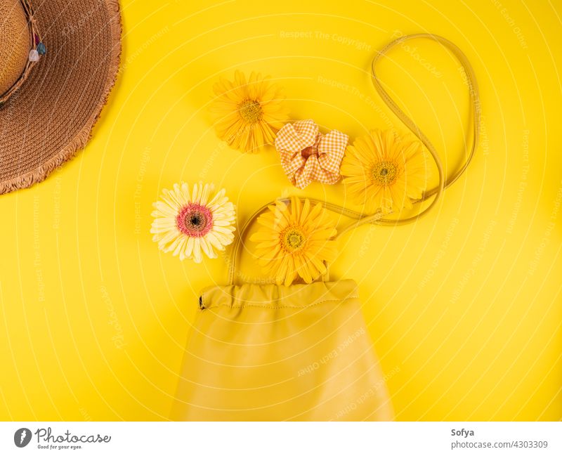 Gelbe Mode Dame Umhängetasche mit Gerbera Gänseblümchen Blumen auf monochromen Hintergrund gelb Handtasche kaufen Monochrom Accessoire Farbe Hut Stroh Urlaub