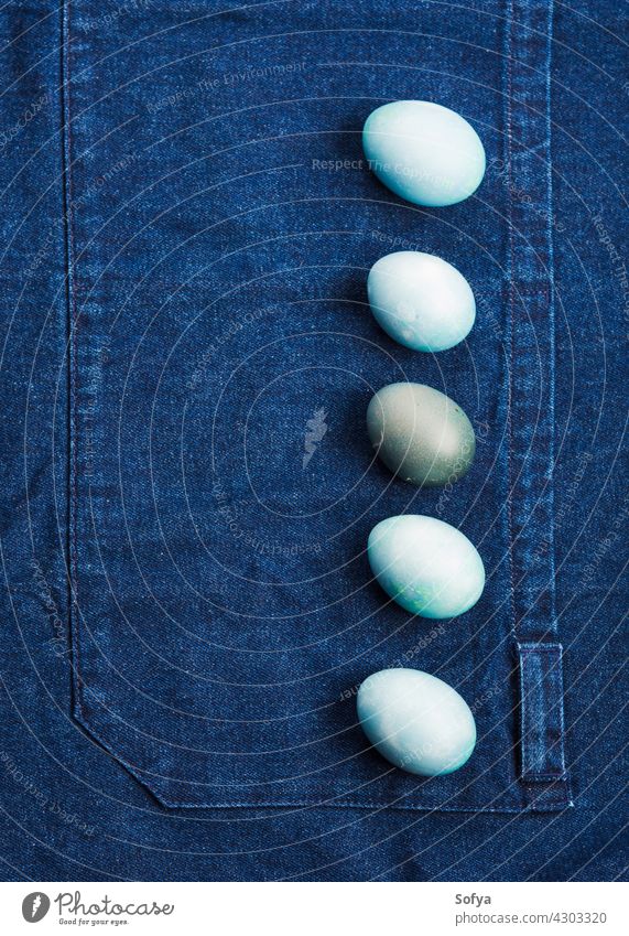 Ostern gekocht bunte Eier auf Jeans Hintergrund blau Jeanshose Farbe Feiertag Frühling Design Lebensmittel Pute hart flache Verlegung Tisch Textfreiraum feiern