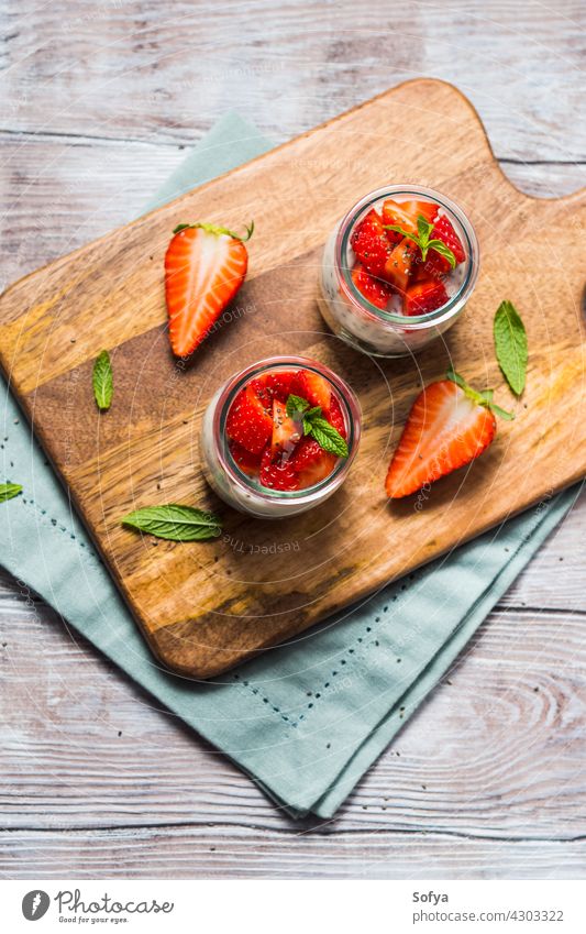 Joghurt und Granola mit Erdbeeren. Frühstück Dessert Lebensmittel Frucht Glas Gesundheit süß Beeren Feinschmecker Morgen Pudding Müsli roh Veganer lecker