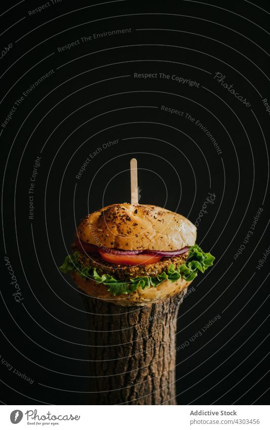 Appetitlicher veganer Burger auf schwarzem Hintergrund Veganer Fastfood Vegetarier Lebensmittel appetitlich lecker dienen geschmackvoll Gemüse Mahlzeit