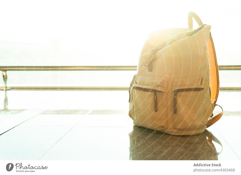 Rucksack in der Nähe des Fensters im Flughafen reisen Abheben räkeln Gepäck Urlaub Konzept Ausflugsziel Terminal Sonnenlicht Material Textil Gewebe sonnig Saal