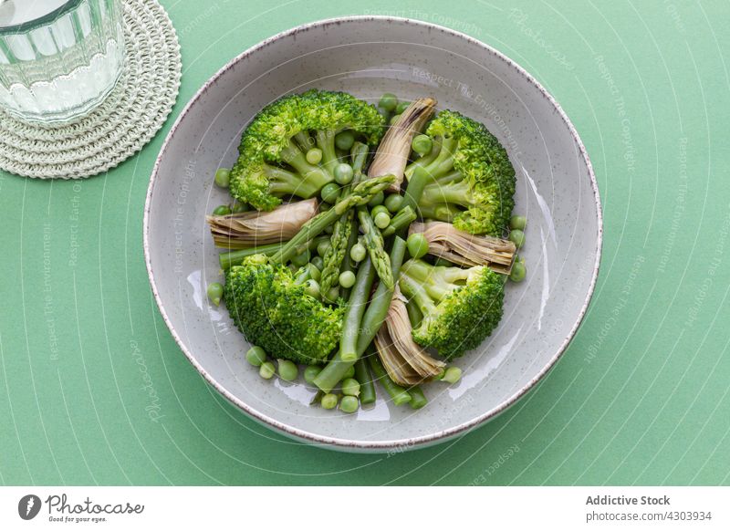Nahaufnahme eines Gemüsegerichts mit Brokkoli, Champignons und Erbsen von oben gesehen Lebensmittel Pilze Vegetarier Veganer Gesundheit frisch organisch Diät