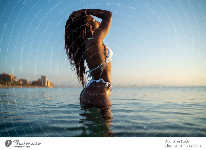Schwarze Frau mit Zöpfen am Strand Bikini Sommer schwarz Afrikanisch Urlaub Zopf schön MEER jung Porträt Glück attraktiv Person Feiertag Afro-Look Hintergrund