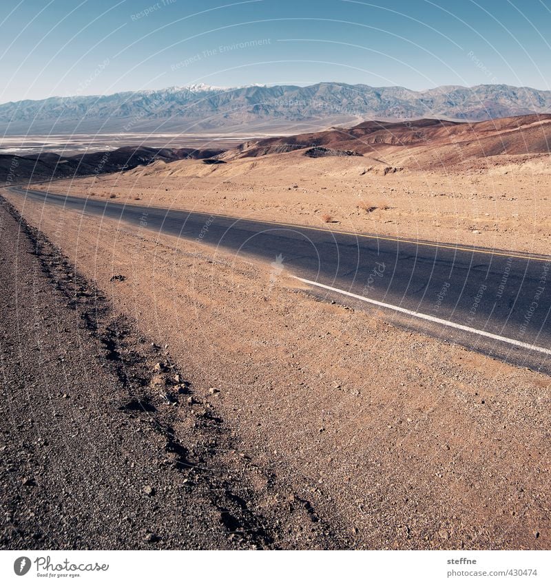 Wüstenstraße | Death Valley Wolkenloser Himmel Schönes Wetter Berge u. Gebirge Straße heiß Einsamkeit steinig Farbfoto Außenaufnahme Textfreiraum oben