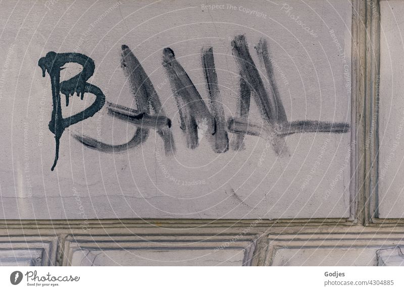 Banal - doppeldeutiger Schriftzug an einer Hauswand Anal Graffiti Wand Schriftzeichen Buchstaben Wort Text Fassade Typographie Menschenleer Mauer Außenaufnahme