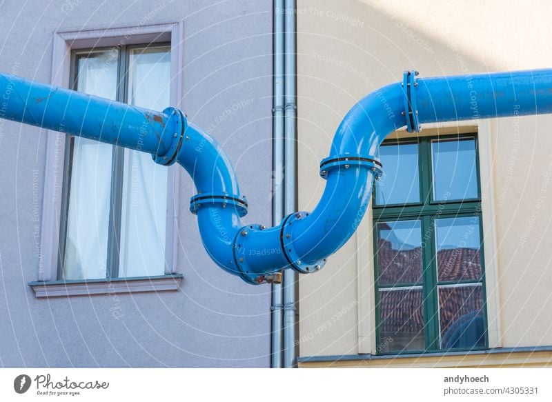 Die blaue Wasserleitung verbindet zwei Häuser Architektur Gebäude Großstadt Mitteilung Gemeinschaft Zwischenstück Konstruktion Kontakt Zusammenarbeit Design