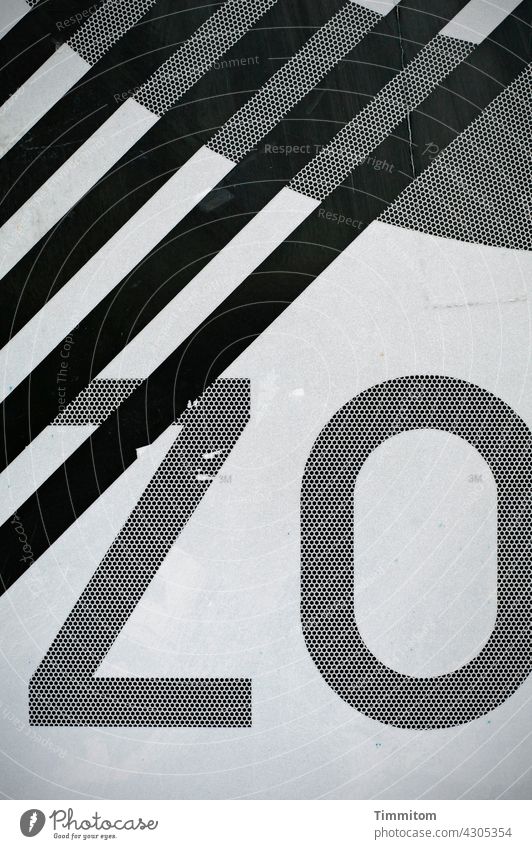 Verkehrsschild (ZO) - Ende (Teilansicht) Fußgängerzone Menschenleer Schilder & Markierungen Buchstaben Linien Schriftzeichen Zeichen endend Schwarzweißfoto