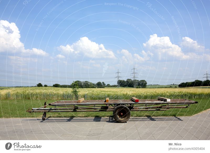 Heuanhänger landwirtschaftliche Geräte Landwirtschaft Anhänger Landwirtschaftsanhänger Traktor-Anhänger blauer Himmel Landschaft Agrarwirtschaft Heuwagen