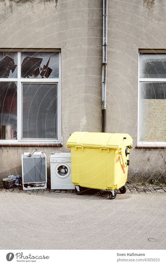 Mülltonne und Waschmaschine stehen vor verlassener Halle mülleimer wand überdachung überseestadt Müllbehälter Müllentsorgung wegwerfen Umwelt Mülleimer Abfall