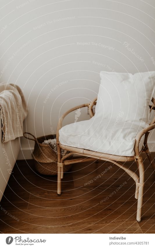 Rattanstuhl und Korb, Kissen und Decke in einem leeren Raum bequem Stuhl Appartement Bambus niemand beige Komfort Zeitgenosse Dekoration & Verzierung gemütlich