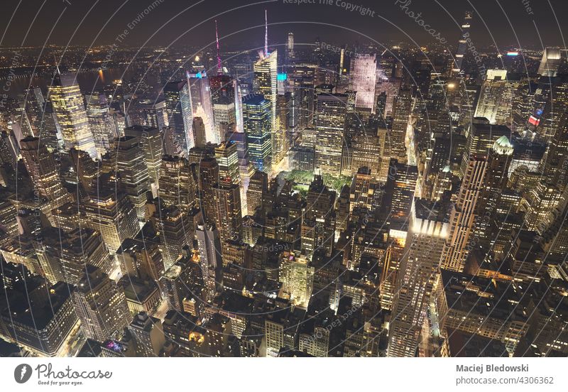 Luftaufnahme von Manhattan Stadtbild in einer dunstigen Nacht, New York City, USA. New York State Antenne Großstadt Gebäude Wolkenkratzer Büro Skyline Big Apple