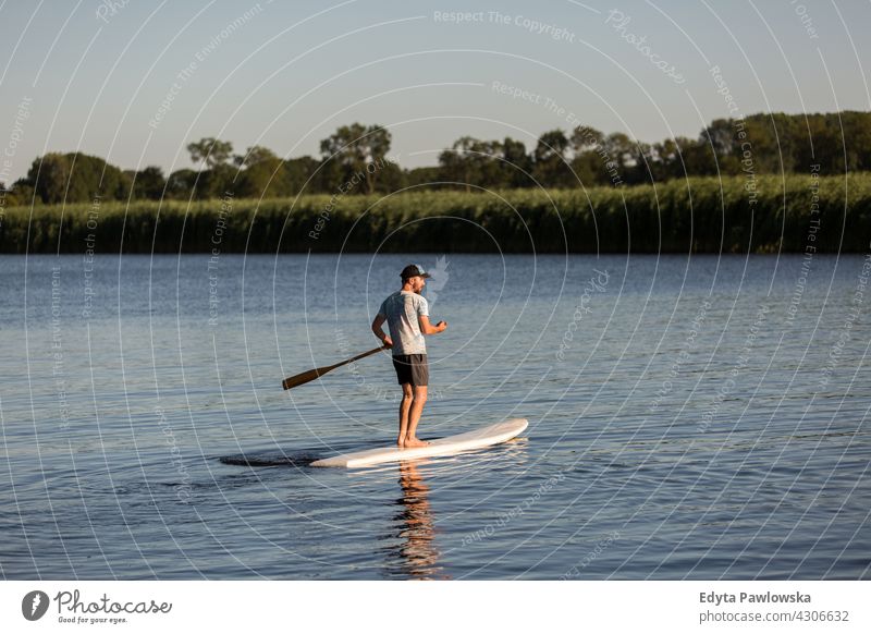 Mann auf einem Paddelbrett, Holland Kanal holländisch Niederlande aktiv Erwachsener Gleichgewicht Holzplatte Boarding Körper Windstille Genuss Übung passen