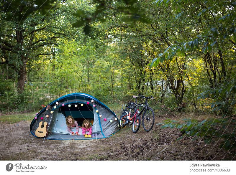 Erstes Mal Camping wandern Fahrradfahren Urlaub Feiertag Zelt Wald Kinder Familie Glück Lächeln Nacht Abend schlafen Wanderung Trekking Wildnis wild Natur grün