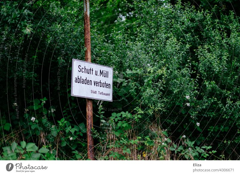 Schild in der Natur auf dem "Schutt u. Müll abladen verboten" - Konzept Umweltverschmutzung Naturschutz Verbot Hinweisschild Verbotsschild Umweltschutz grün