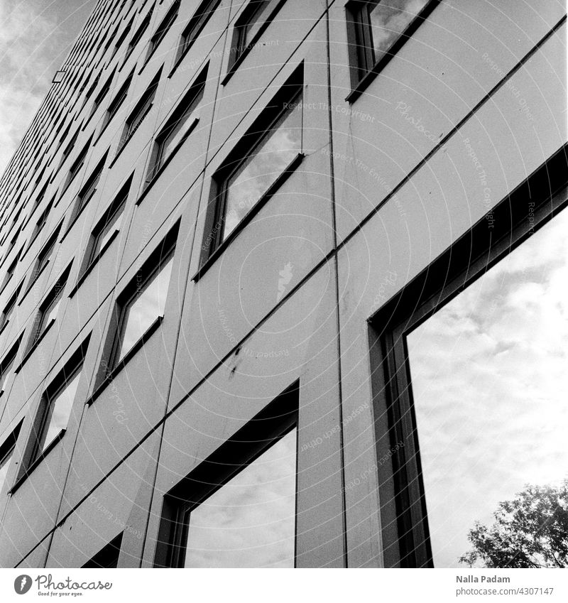 Hausfassade mit einem geöffneten Fenster analog Analogfoto sw Schwarzweißfoto schwarzweiß Architektur Wand Fassade Glas geschlossen Spiegelung Ruhrgebiet Himmel