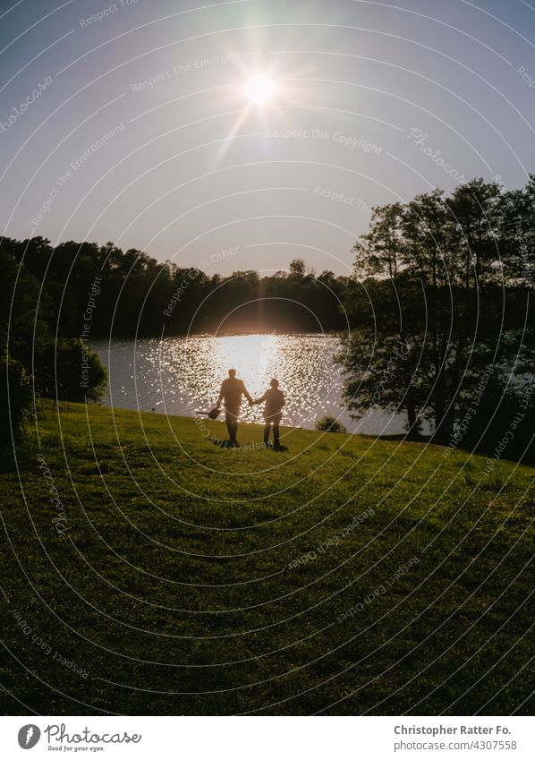 Hand in Hand an einem kühlen klaren See im heißen Sommer in Mecklenburg-Vorpommern Natur Schatten Lichtspiel Menschenleer stille melancholie Einsamkeit