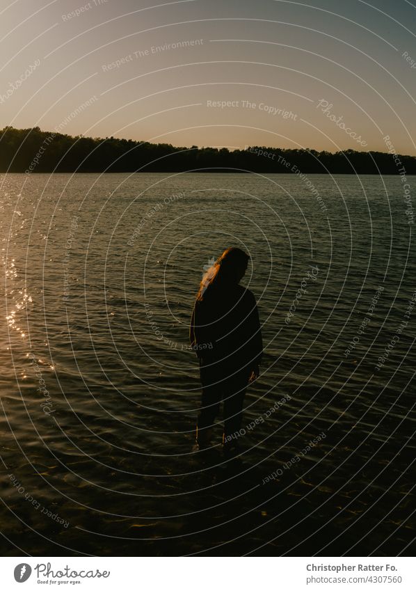 Abends mit beiden Beinen in einem kühlen klaren See im heißen Sommer in Mecklenburg-Vorpommern Natur Schatten Lichtspiel Menschenleer stille melancholie