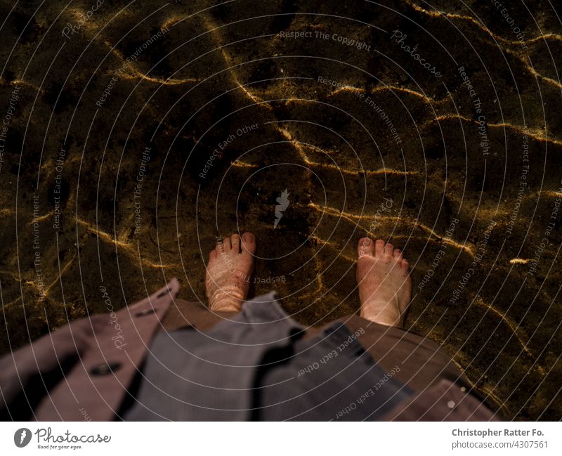 Mit beiden Beinen in einem kühlen klaren See im heißen Sommer in Mecklenburg-Vorpommern Natur Schatten Lichtspiel Menschenleer stille melancholie Einsamkeit