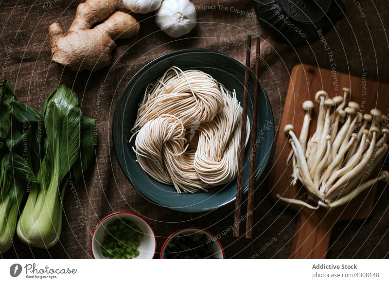 Zutaten für die Ramen-Zubereitung Bestandteil Koch Tisch Tradition Speise Zusammensetzung frisch Mittagessen Küche vorbereiten selbstgemacht organisch natürlich