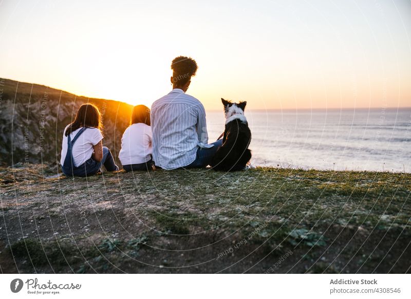Frau mit Kindern und Hund ruht am Strand bei Sonnenuntergang Mutter Zusammensein MEER Haustier Freund ruhen Mama Tier Ufer Abend friedlich Windstille ruhig Meer