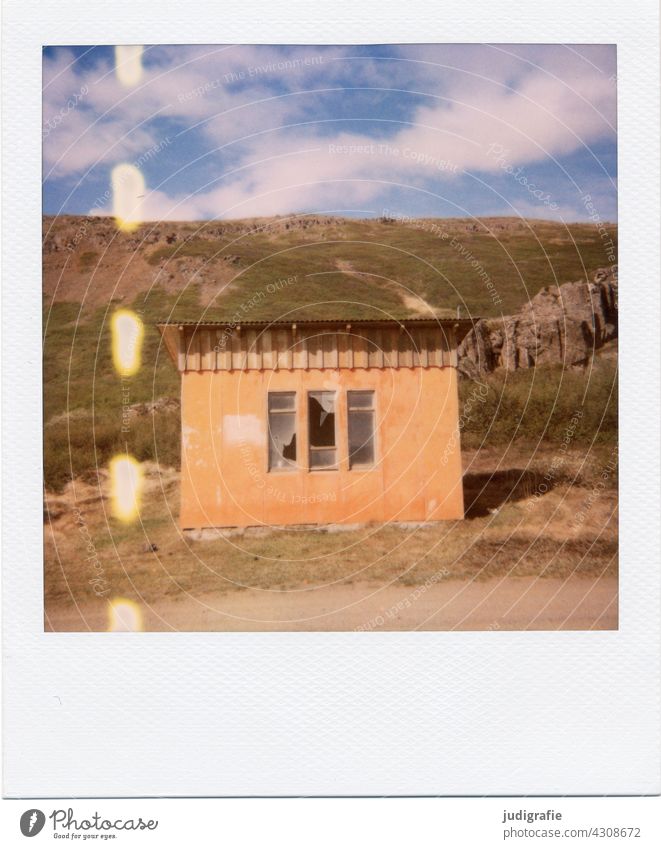 Polaroid eines isländischen Hauses Schutzhütte Natur Landschaft Einsamkeit Gebäude Außenaufnahme Farbfoto Menschenleer Eingang Tor Holz Wohnen am Wasser Fjord