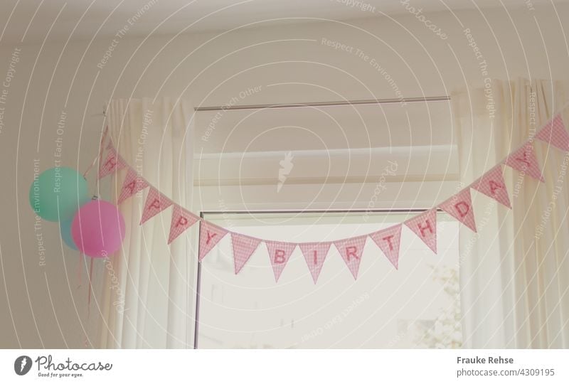 Happy Birthday Wimpelkette und drei Luftballons an einer Gardinenstange Geburtstag feiern Feste & Feiern Innenaufnahme Party rosa Dekoration & Verzierung