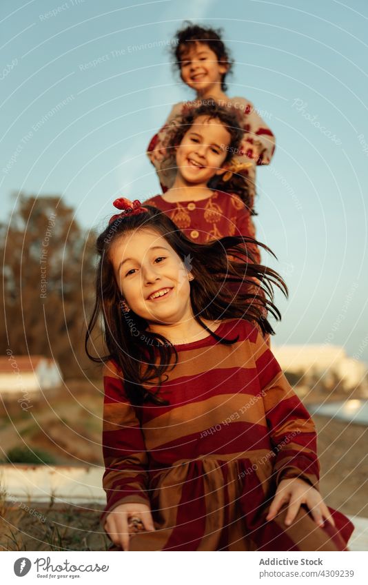 Glückliche Schwestern, die hintereinander auf dem Lande stehen Mädchen Landschaft Lächeln ruhen Sommer Zusammensein Wochenende Kinder niedlich heiter
