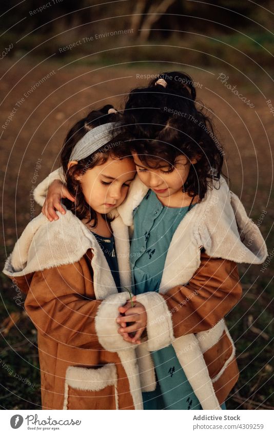 Kleine Mädchen, die sich auf dem Lande umarmen Schwester Umarmen Liebe Zusammensein Kind Geschwisterkind niedlich Partnerschaft schließen ähnlich Umarmung