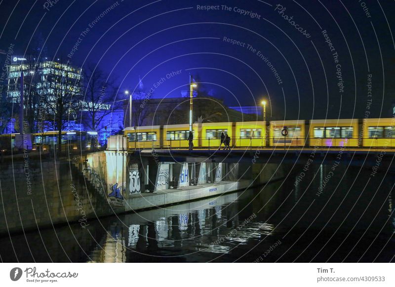 eine Straßenbahn fährt Nachts über eine Brücke Berlin Mitte Kanal Reflexion & Spiegelung Wasser Architektur Stadt Deutschland Abend Winter