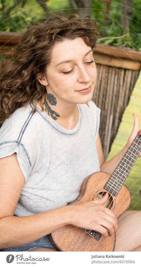 junge Frau spielt Ukulele Musiker Erholung Lifestyle Instrument Künstler Spielen Ferien & Urlaub & Reisen Stil natürlich romantisch Natur Entertainment Gitarre