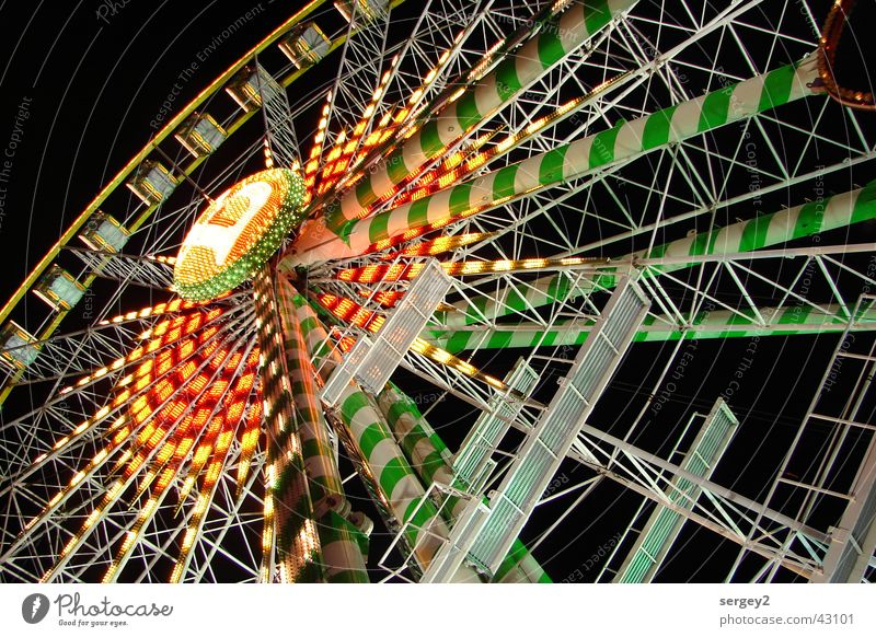 Riesenrad by Night Nacht Freizeit & Hobby Vergnügungspark rot grün Licht Perspektive Farbe mehrfarbig