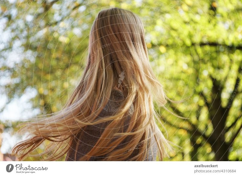 junge Frau schüttelt ihre langen blonden Haare Haare & Frisuren lange Haare blondes Haar schütteln feminin langhaarig Junge Frau Jugendliche langes Haar