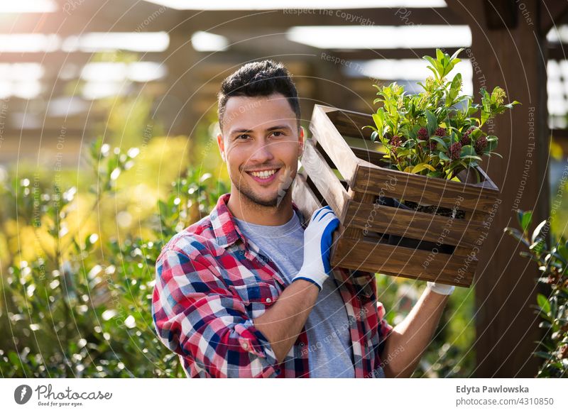 Mann arbeitet im Gartencenter im Freien Tag Kaukasier zahnfarben Lächeln genießend Sommer fallen Herbst außerhalb Positivität Natur Gartenarbeit kultivieren