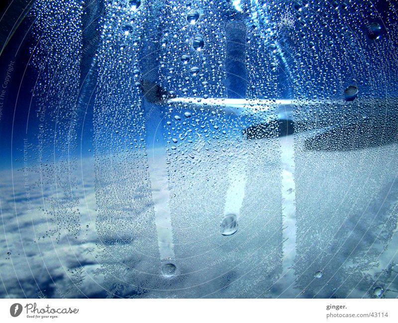 Tränen im Blau Ferien & Urlaub & Reisen Luftverkehr Wasser Himmel Flugzeug blau weiß Tragfläche Flugzeugfenster Aussicht Kondenswasser Tropfen Wassertropfen