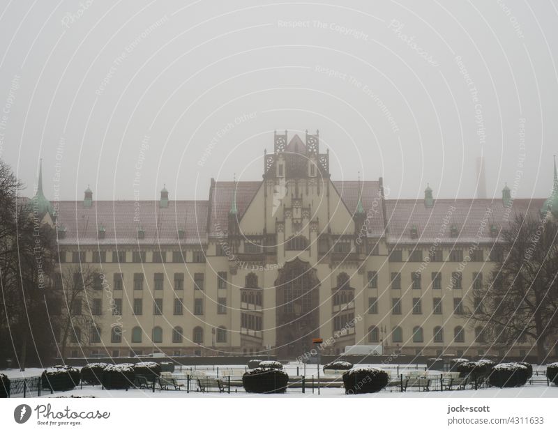 Amtsgericht am nebligen Wintertag Berlin-Wedding Fassade Neogotik Architektur Nebel Hintergrund neutral Silhouette Himmel Portal Platz Stil kalt Schnee