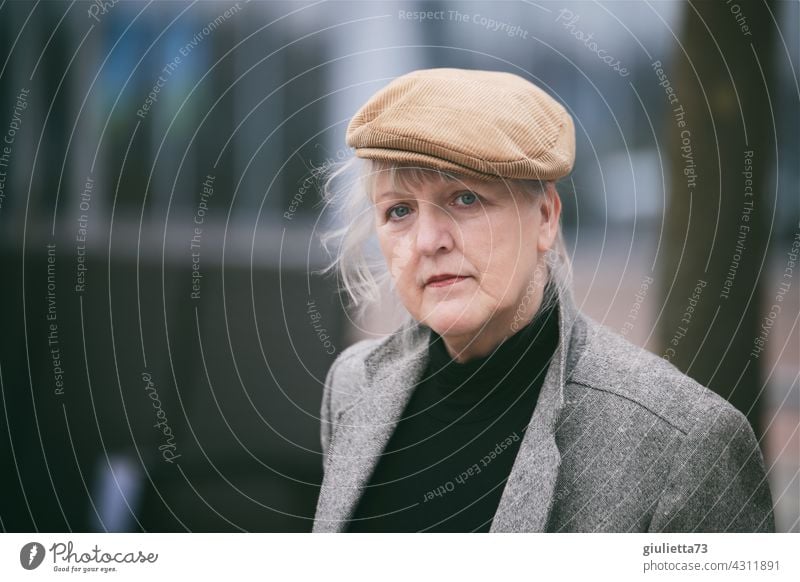 Best Ager Model | Porträt einer selbsbewussten, älteren Frau mit weißen Haaren und Schirmmütze Außenaufnahme Seniorin willma... 50+ 60+ 50-60 Jahre