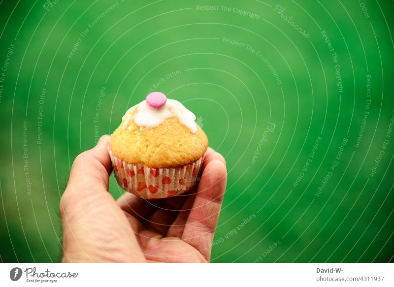 Hand hält ein kleines Törtchen - für dich Muffin Herzlichen Glückwunsch Geburtstag Geburtstagstorte Kuchen smartie