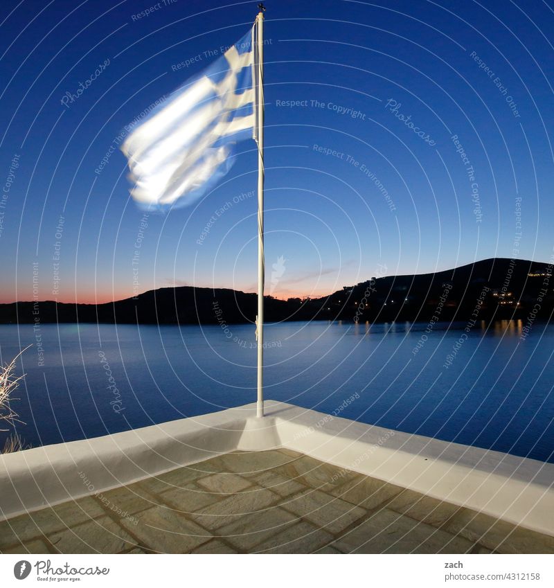 beim Griechen Kykladen Kykladenarchitektur Griechenland Ägäis Mittelmeer Insel Ios blau Hügel Himmel Schönes Wetter Dorf Haus Häuser Fahne Flagge Meer Abend
