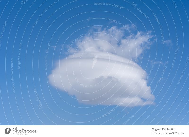 Linsenförmige Wolke mit weiteren Wolken, die oben herauskommen und eine Topfform mit Dampf bilden. Nube linsenförmig azul blanco wien natürlich Olla cielo