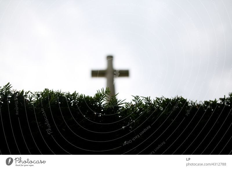 Kreuz, das nach einem Zaun erscheint Weitsicht nachdenklich Meditation Kreuzweg Karfreitag Hügel Zeichen glauben beten geistig Licht Trauer Gebet Hoffnung