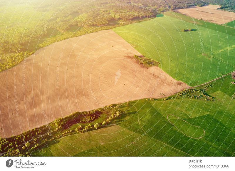 Luftaufnahme von landwirtschaftlichen und grünen Feldern auf dem Lande Landschaft Panorama Antenne Ackerbau im Freien Natur vorbei Sommer Ansicht hoch Fliege