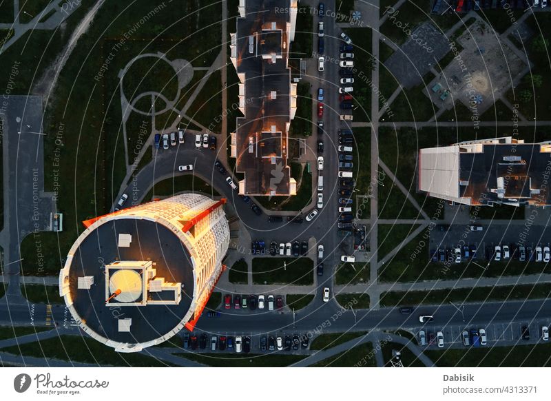 Luftaufnahme eines Autoparkplatzes in der Nähe eines modernen Wohnhauses PKW parken Wohnhof Verkehr Haus Los Wohnbereich Stellplatz Fahrzeug Park im Freien Top