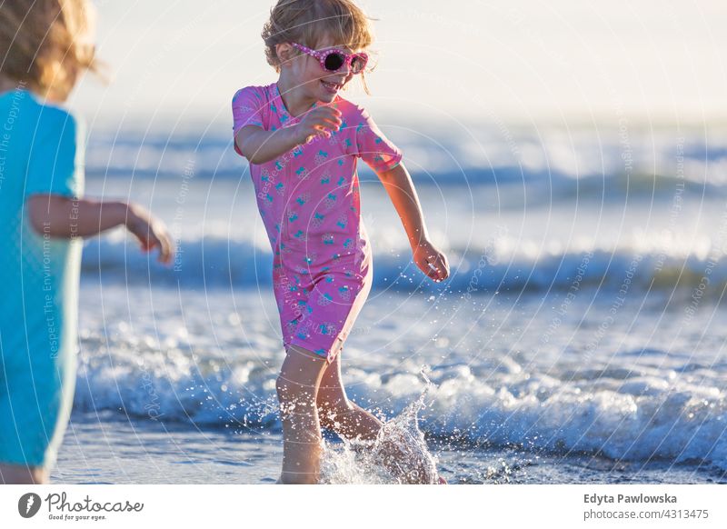 Kinder spielen am Strand jung Geschwister Spaß Familie Mädchen Spielen Neuseeland tagsüber Ozeanien im Freien Landschaft reisen Natur malerisch Frau Freiheit