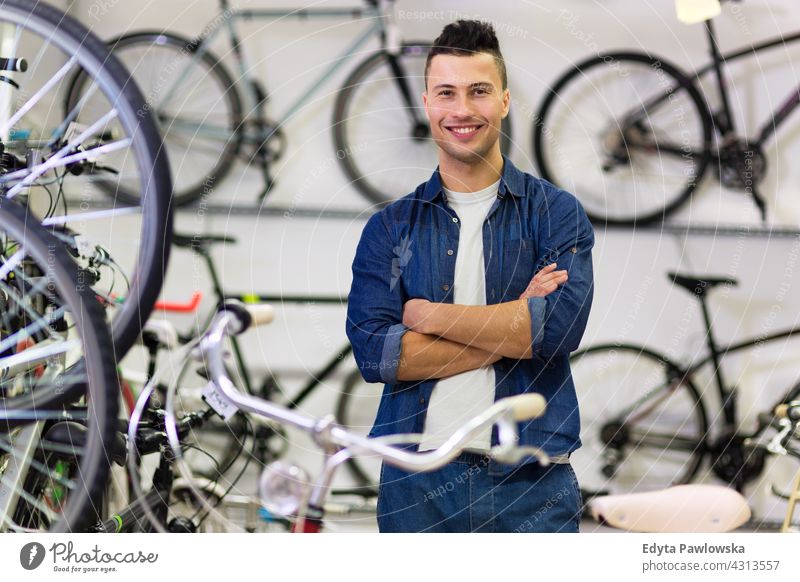 Mann arbeitet im Fahrradladen Assistent Fahrradmechaniker Radfahren Radfahrer Geschäftsmann kaufen Gewerbe Zyklus freundlich Hilfsbereitschaft hilfreich