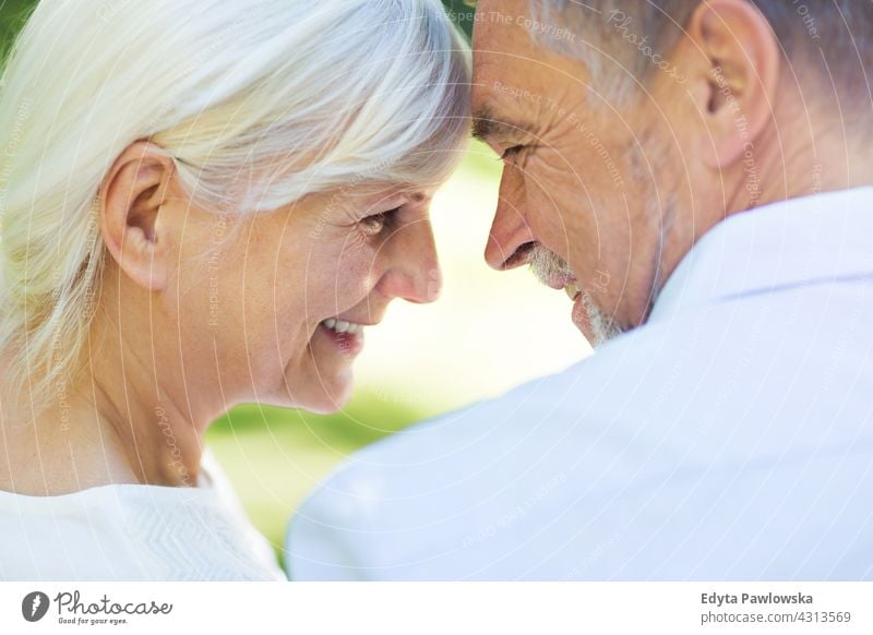 Senior Paar in der Liebe Senioren Rentnerin Rentnerinnen Frau Mann lässig im Freien Erwachsener Zusammengehörigkeitsgefühl Zwei Personen sorgenfrei Tag