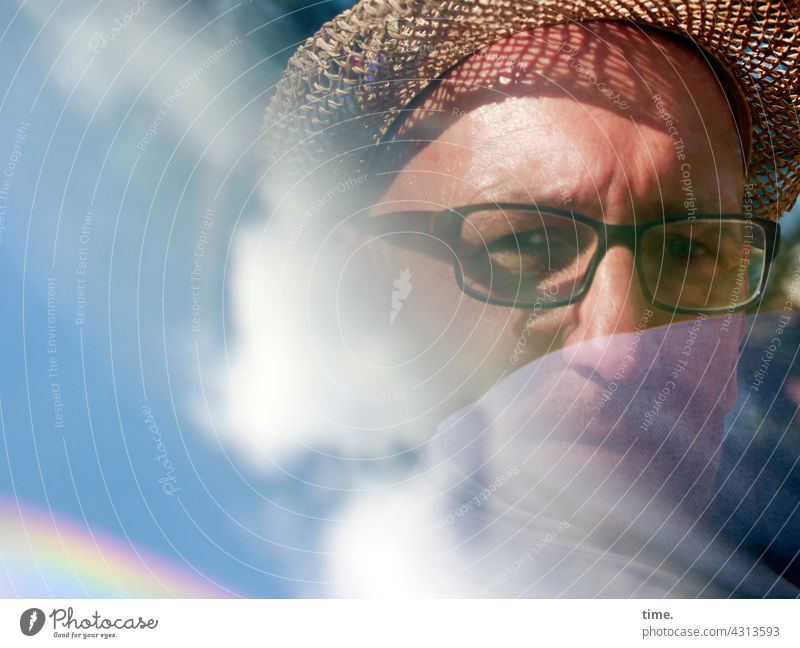 Lost Land Love | man in a cloud portrait brille strohhut wolke spiegelung reflexion prisma ernst nachdenklich lichteffekt sonnig schatten