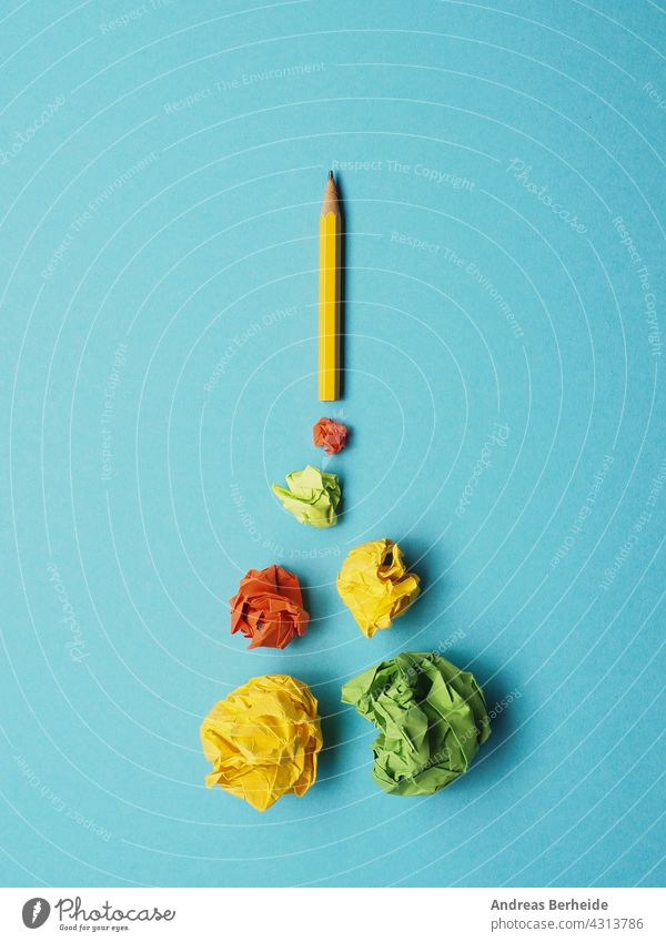 Starten Bleistift Rakete mit Jet-Stream von Papierkugeln, Kreativität Konzept oder neue Ideen Metapher Schreibstift Strategie Ehrgeiz zerknittertes Papier