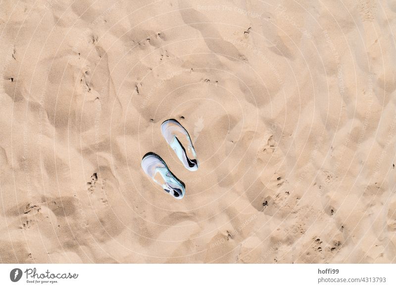 vergessene Schuhe im Sand der Düne Sandstrand Dürre Spuren spuren im sand Wüste Fußspur versanden Verschüttet Stranddüne Barfuß heißer Sommer verdorren trocken